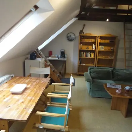 Dachwohnung In Waldgebiet شقة